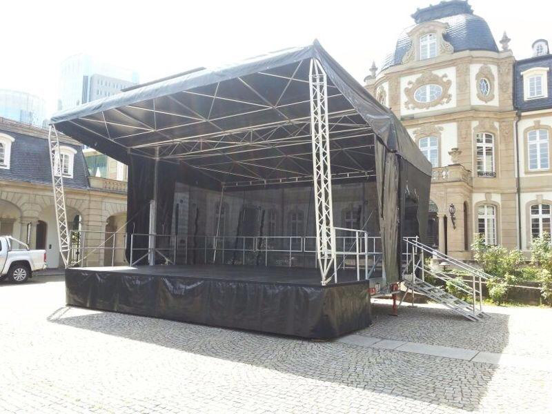 Trailerbühne mit Pultdach