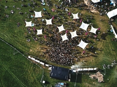 AL Stage R60 - Luftaufnahme bei einem Open-Air Festival
