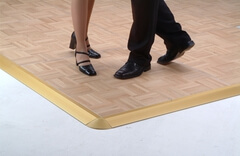 Tanzpaar auf einer mobilen Tanzboden